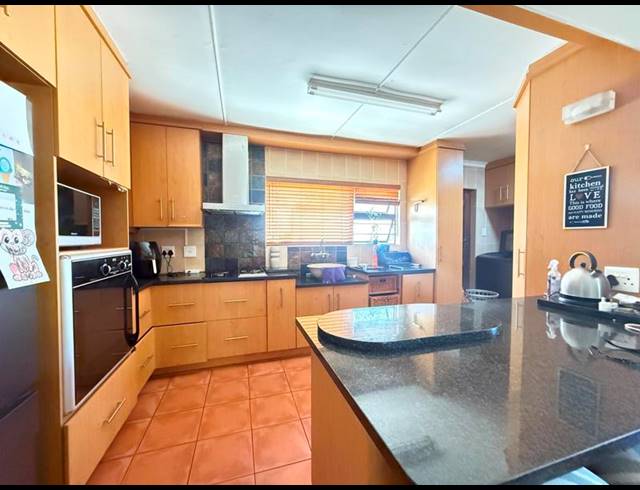 4 BEDROOM HOUSE FOR SALE IN BERGZICHT